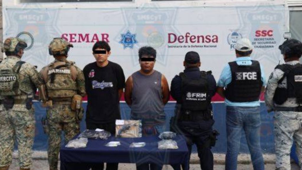 Dos hombres fueron detenidos en Cancún en la Supermanzana 258; se les aseguraron marihuana, cristal y un arma de fuego.