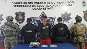 Autoridades detuvieron a un hombre en Cancún con más de 80 dosis de presunta marihuana y cristal durante un operativo.