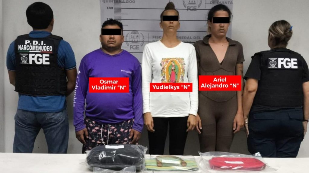 Tres sujetos fueron capturados en la isla de Holbox tras ser sorprendidos con presunta marihuana durante un operativo.