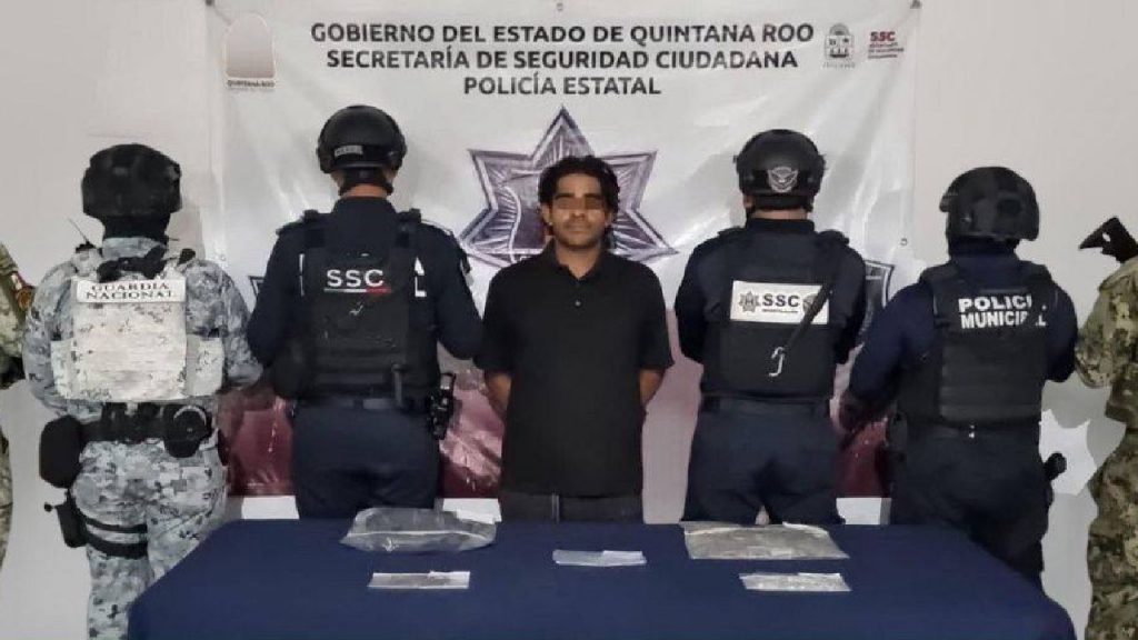 Un hombre fue arrestado en Cozumel luego de que fuerzas de seguridad le aseguraran decenas de bolsitas con presuntas drogas.