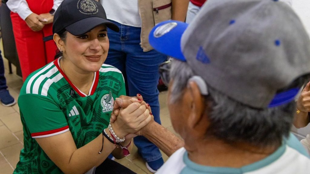 Estefanía Mercado encabeza entrega de aparatos auditivos