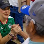 Estefanía Mercado encabeza entrega de aparatos auditivos