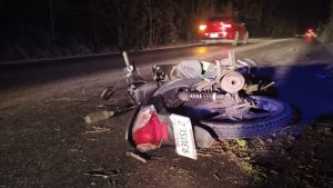 Un motociclista resultó gravemente herido luego de ser arrollado por un camión en la carretera Gas Auto, en Cancún.