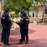 Un hombre fue encontrado sin vida en el parque Leona Vicario de Playa del Carmen; autoridades investigan las causas del fallecimiento.