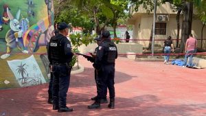 Un hombre fue encontrado sin vida en el parque Leona Vicario de Playa del Carmen; autoridades investigan las causas del fallecimiento.