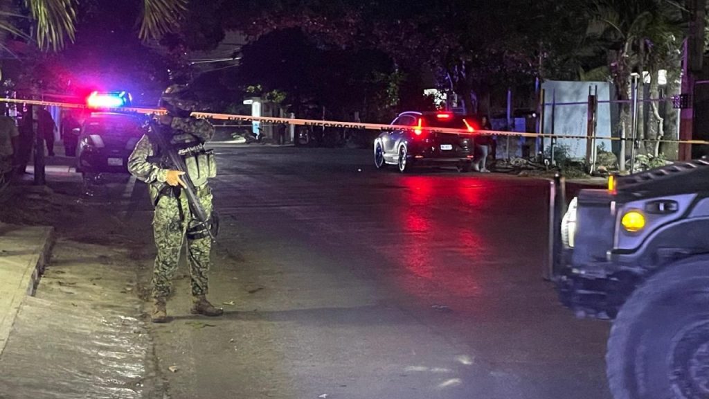 Un joven murió y un menor de edad resultó herido durante un ataque armado registrado la noche de este viernes en la Región 219 de Cancún.
