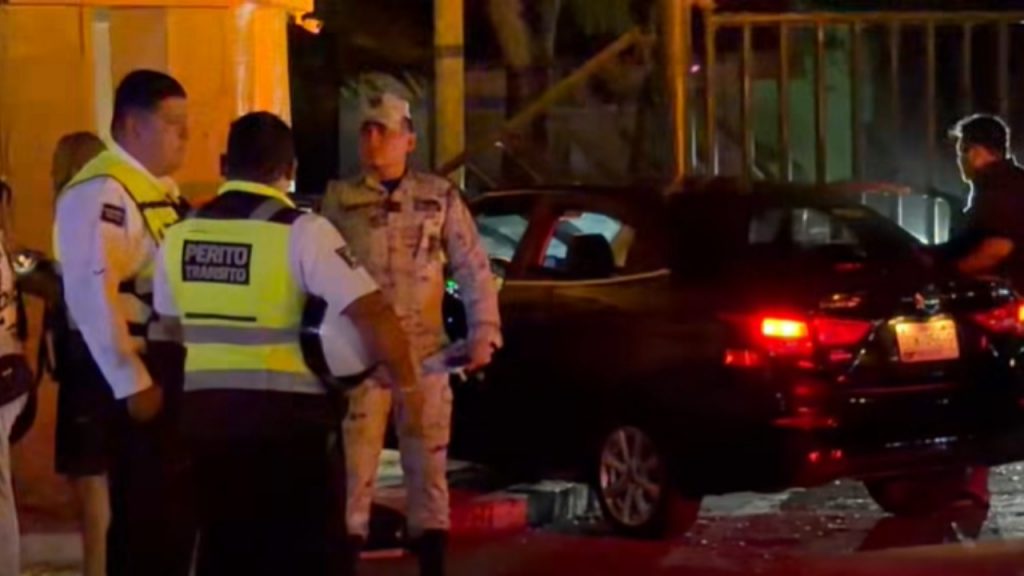 Un accidente en la avenida José López Portillo terminó con un vehículo incrustado parcialmente en la entrada de la base militar en Cancún.