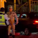 Un accidente en la avenida José López Portillo terminó con un vehículo incrustado parcialmente en la entrada de la base militar en Cancún.