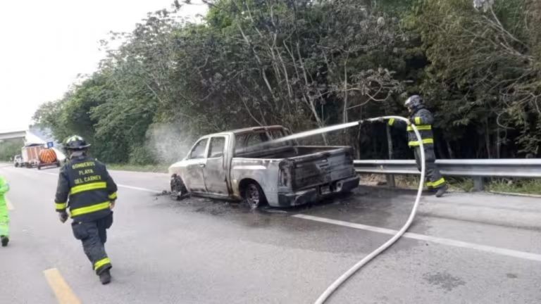 Una camioneta Dodge se incendió mientras circulaba por la autopista El Tintal; sus ocupantes lograron ponerse a salvo y no hubo lesionados.