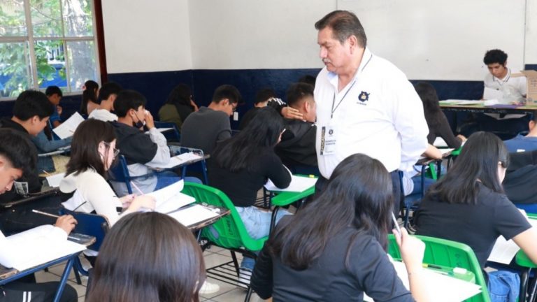La campaña “Te extrañamos en el salón” logró reincorporar a más de 20 mil estudiantes de bachillerato entre 2025 y 2026.