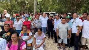 Rafael Marín visitó la comunidad de Francisco May, donde escuchó inquietudes de ejidatarios, volqueteros y familias.