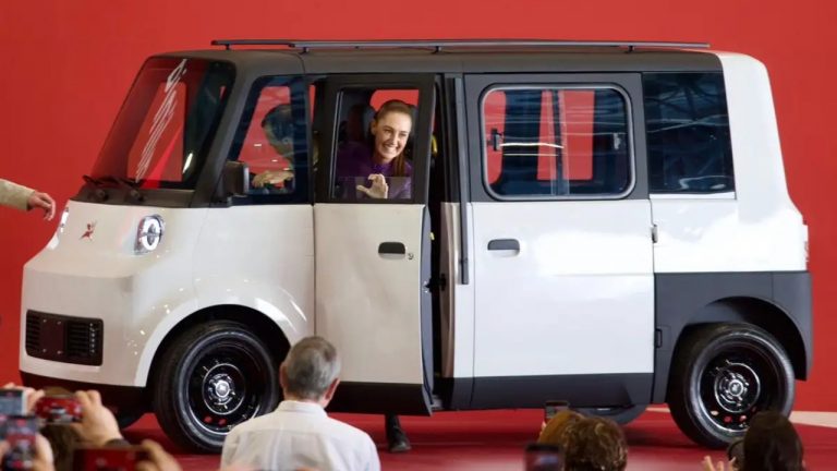 Claudia Sheinbaum presentó Olinia 1, el primer auto eléctrico mexicano, que llegará al mercado en 2027 con un precio desde 150 mil pesos.