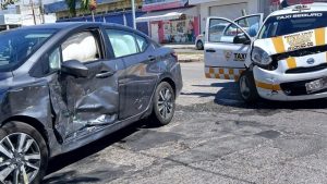 Un taxi y un auto particular chocaron en el centro de Chetumal; el impacto activó bolsas de aire y dejó solo daños materiales.
