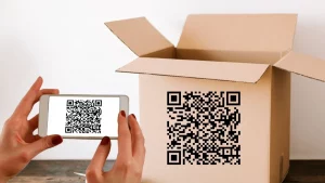 mano-femenina-escanea-codigo-qr-en-caja-de-carton-abierta.jpg_1909828379